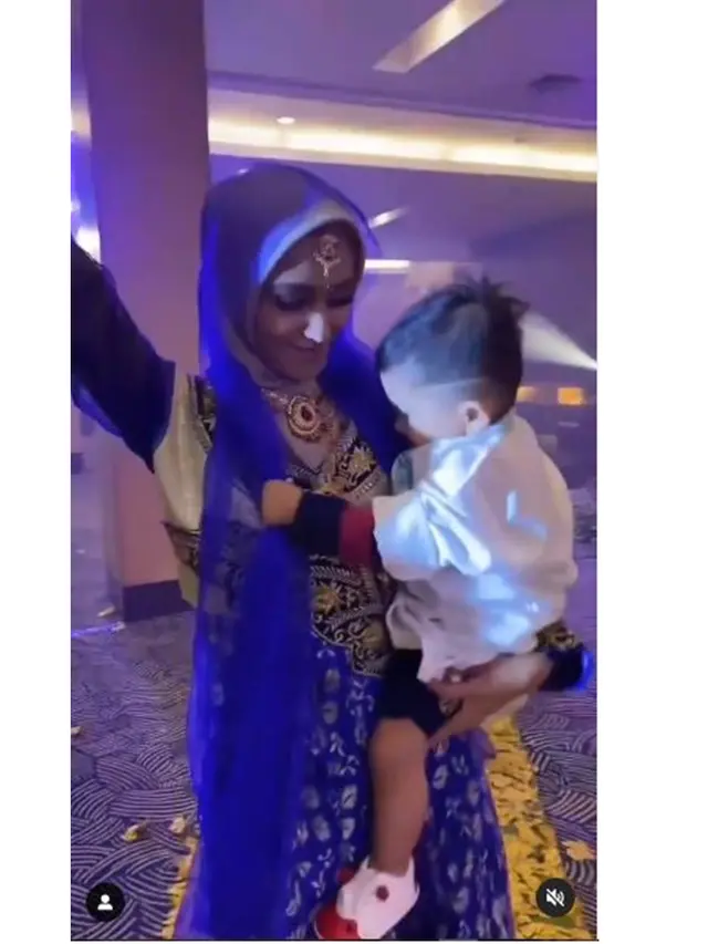 6 Potret Nadya Mustika Hadiri Pesta Ultah Iis Dahlia, Memesona Pakai Baju India