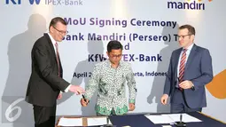 Direktur Finance & Treasury Bank Mandiri, Pahala N Mansury (tengah) saat akan menandatangani kerjasama dengan KfW IPEX-Bank, Jakarta, Rabu (20/4). Kerjasama tersebut untuk mendorong pelaksanaan proyek infrastruktur (Liputan6.com/Angga Yuniar)