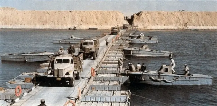 Pasukan Mesir menyeberangi Terusan Suez pada Perang Yom Kippur 1973 melawan Israel. Sebagai jalur strategis, Terusan Suez sempat diperebutkan sejumlah negara (Wikimedia Commons)