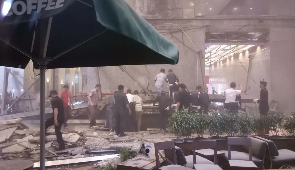 Sejumlah orang mengevakuasi korban dari robohnya balkon lantai 1 tower II Bursa Efek Indonesia (BEI) roboh, Jakarta, Senin (15/1). Insiden itu menyebabkan kerusakan di bagian gedung kawasan Bisnis Sudirman tersebut. (Liputan6.com/istimewa)