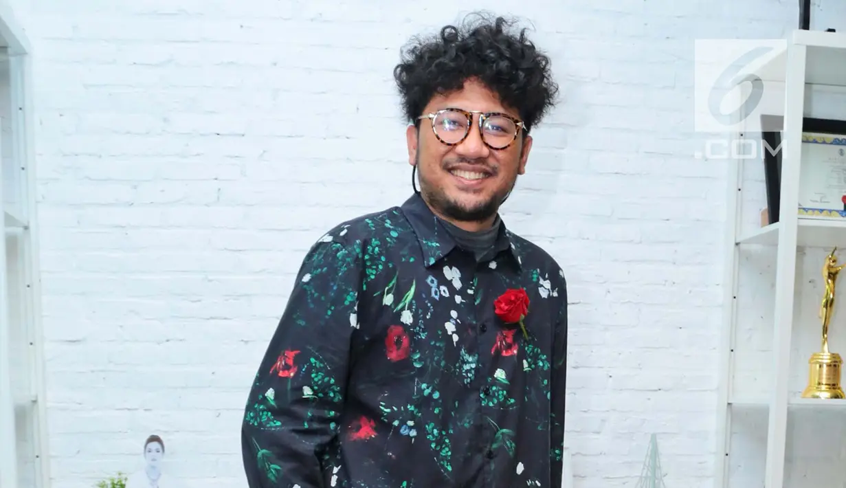 Penyanyi Kunto Aji berpose seusai rilis single di kawasan Kemang, Jakarta, Kamis (23/11). Penyanyi berambut ikal ini merilis single yang berjudul "Konon Katanya". (Liputan6.com/Herman Zakharia)