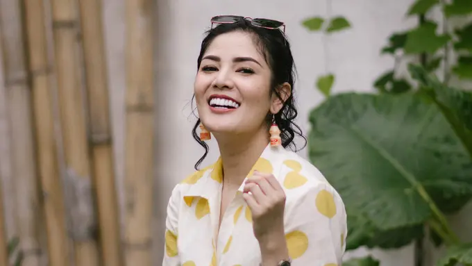 [Bintang] Selain Enak, Makanan Ini Juga Kelihatan Fashionable Dipakai Nindy Ayunda. Berani Coba?