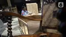 Pekerja menyelesaikan pembuatan kursi tamu ukir Jepara di Ciputat, Tangerang Selatan, Banten, Jumat (23/10/2020). Pengusaha kursi kayu jati tersebut mengatakan, pada awal pandemi COVID-19 penjualan mebel sempat turun 50 persen namun kini berangsur normal. (merdeka.com/Dwi Narwoko)