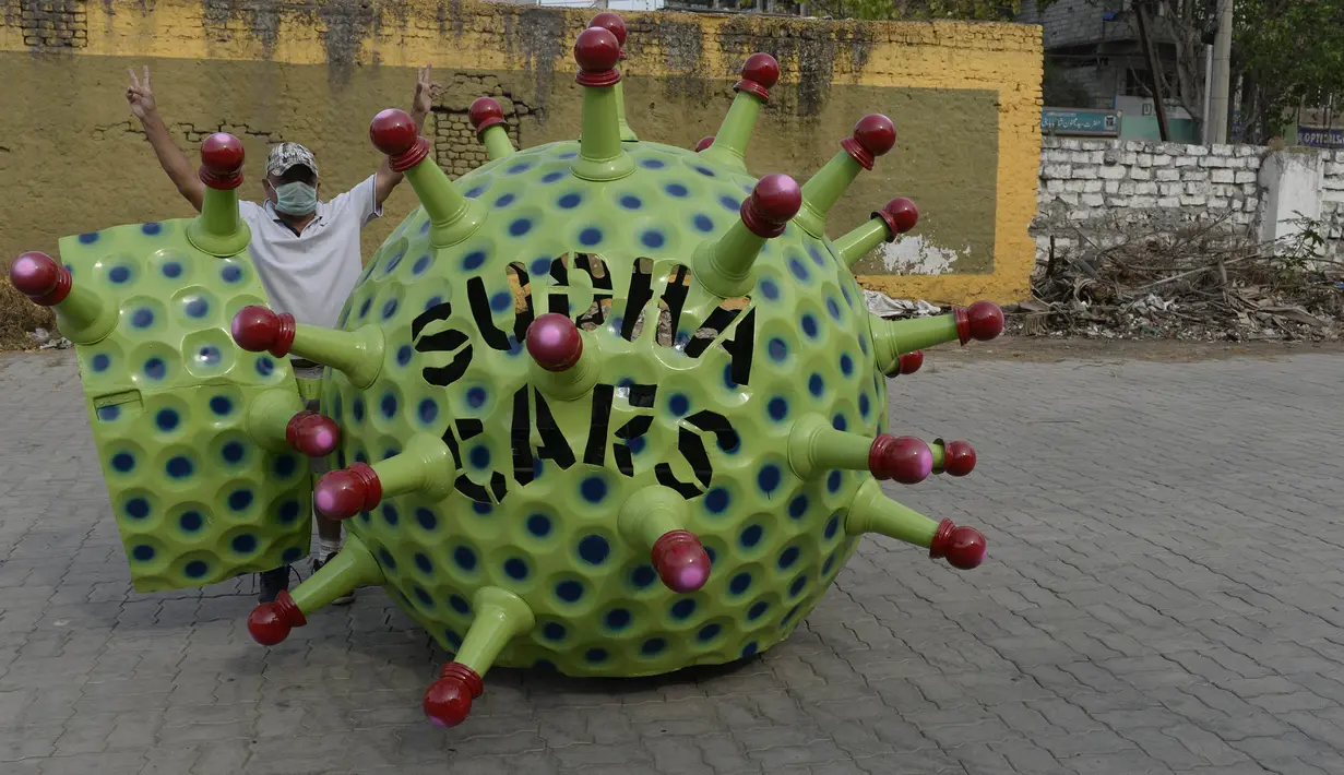 Desainer mobil India K. Sudhakar Yadav berdiri di samping mobil bertema Coronavirus di museum di Hyderabad, India, Selasa (7/4/2020). Mobil bertema Coronavirus ini Sudhakar Yadav sendiri yang membuatnya sebagai bagian dari kampanye kesadaran mencegah penyebaran virus tersebut. (AFP/Noah Seelam)