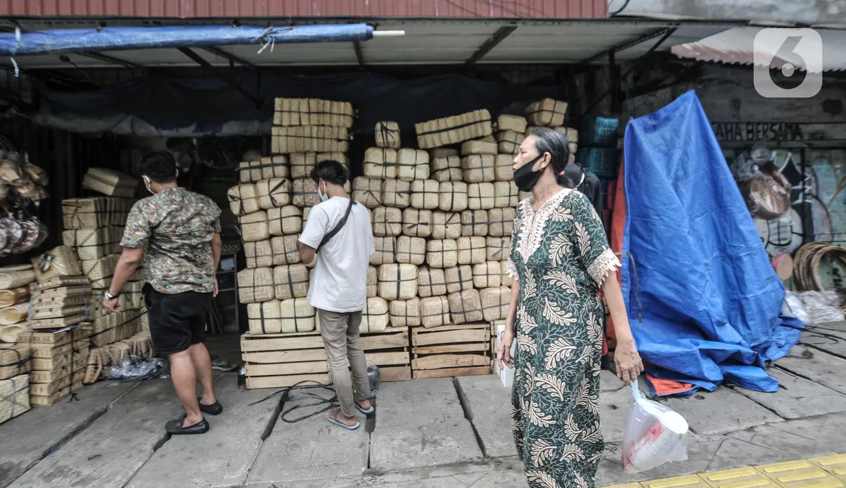 Pedagang saat melayani calon pembeli besek bambu di kawasan Jatinegara, Jakarta, Senin (19/7/2021). Penjualan besek bambu yang digunakan sebagai wadah daging kurban saat Idul Adha pada tahun ini mengalami penurunan hingga 50 persen. (merdeka.com/Iqbal S. Nugroho)
