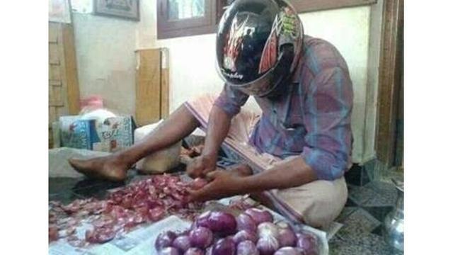 6 Aksi Suami Kupas Bawang Ini Nyeleneh, Gantikan Peran Istri Masak