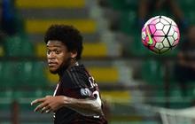 Luiz Adriano menatap derby ketiganya