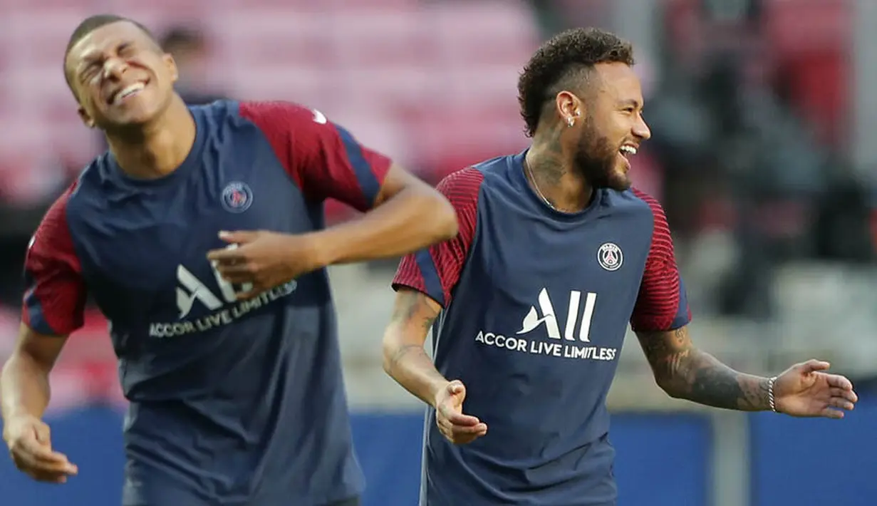 Pemain Paris Saint-Germain (PSG), Neymar, bercanda dengan Kylian Mbappe saat latihan jelang laga final Liga Champions di Stadion The Luz, Portugal, Sabtu (22/8/2020). PSG akan berhadapan dengan Bayern Munchen. (Miguel A. Lopes/Pool via AP)