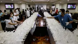 Petugas Biro Investigasi Nasional Filipina merilis kasus penyelundupan 600 kilogram metamfetamin dari China, di Manila, Senin (29/5). Menurut pejabat setempat, ini adalah penyergapan kasus narkoba terbesar oleh Filipina. (AP Photo/Aaron Favila)