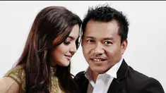 Dalam kisah asmara kaum selebriti Indonesia pun usia bukan lagi jadi  isu yang tabu.Banyak selebriti yang menikah atau dinikahi oleh pasangannya yang lebih tua