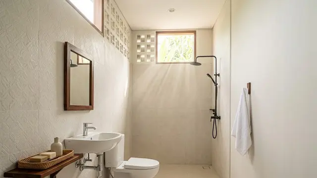 Kamar Mandi Kecil dengan Desain Minimalis dan Ventilasi Baik