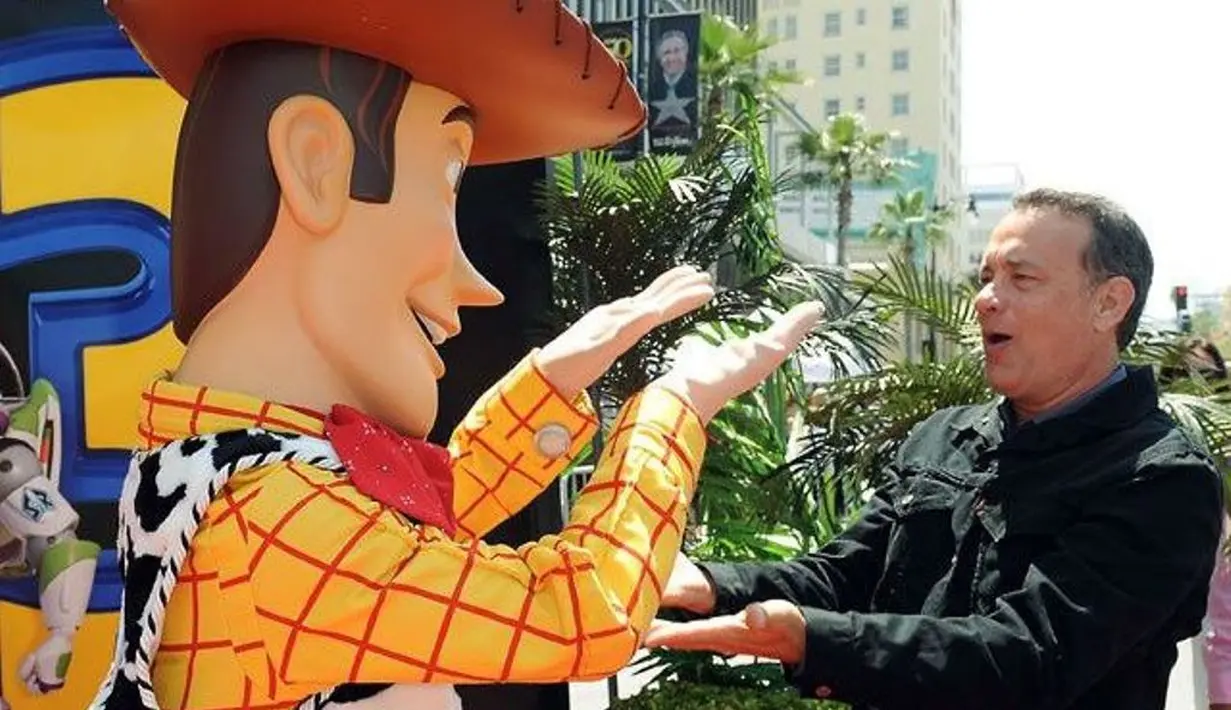 Sering terlihat di film action, ternyata Tom Hanks adalah aktir yang mengisi suara Woody di film Toy Story. (Pinterest)