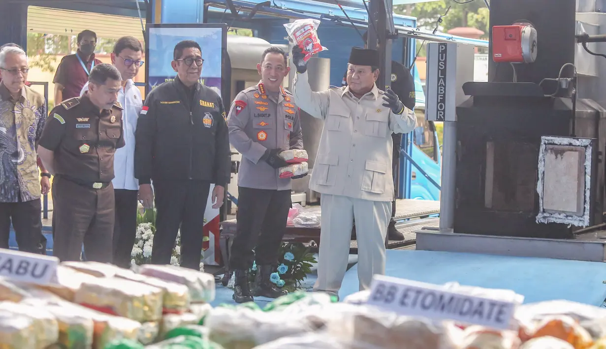 Presiden Prabowo Subianto (kanan) didampingi Kapolri Jenderal Listyo Sigit Prabowo sebelum memusnahkan barang bukti narkoba sitaan Kepolisian Republik Indonesia ke dalam mesin penghancur, di Lapangan Bhayangkara, Mabes Polri, Rabu (29/10/2025). Pemusnahan barang bukti ini diklaim sebagai yang terbesar dalam sejarah Indonesia. Acara yang digelar oleh Polri ini menjadi momentum penting dalam komitmen nasional memberantas peredaran narkoba. (merdeka.com/Arie Basuki)