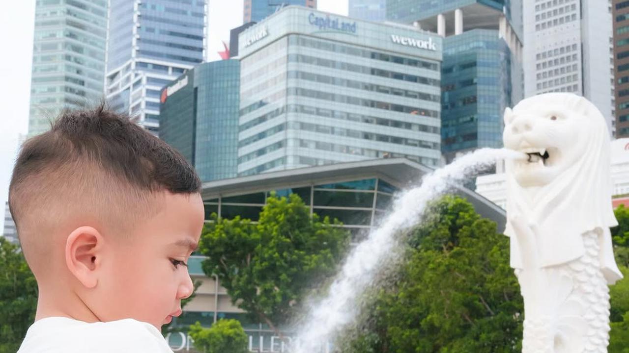 Potret Rayyanza Berpose Lucu di Depan Patung Merlion, Netizen: Wudhu Aja Nyampe Singapore