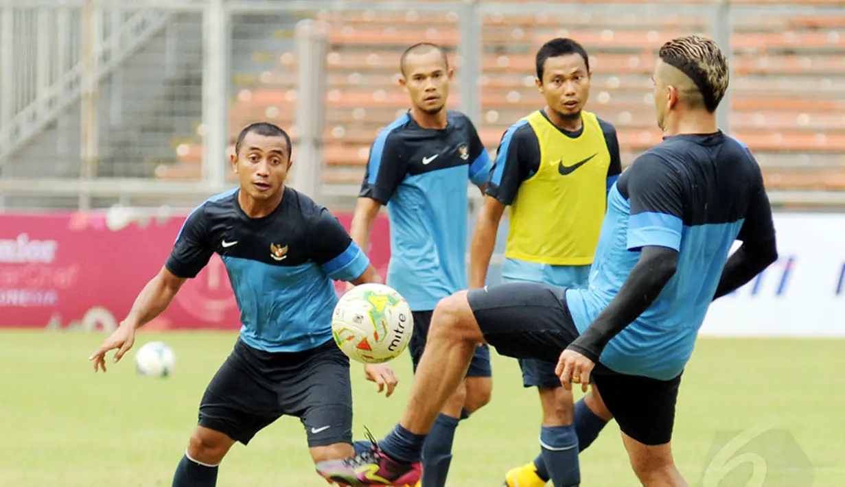 Firman Utina (kiri) bersiap menyambut umpan Cristian Gonzalez saat berlatih di timnas senior Indonesia di Stadion GBK, Jakarta, (12/11/2014). (Liputan6.com/Helmi Fithriansyah)