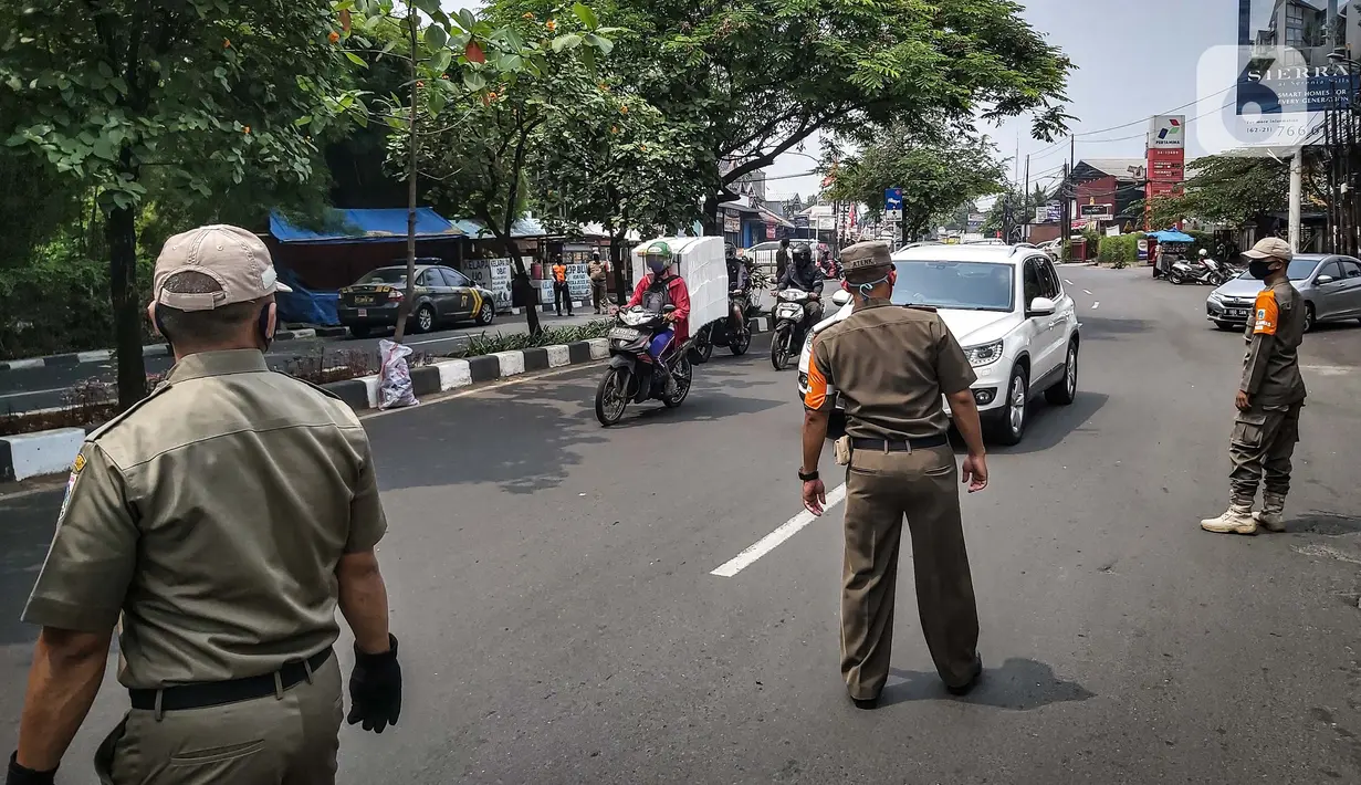 Petugas gabungan Satpol PP, TNI, Polri melakukan razia masker di kawasan Karang Tengah Raya, Lebak Bulus, Jakarta, Senin (14/9/2020). Penertiban terkait pelaksanaan PSBB Jakarta kembali dan memutus rantai penyebaran COVID 19. (Liputan6.com/Faizal Fanani)