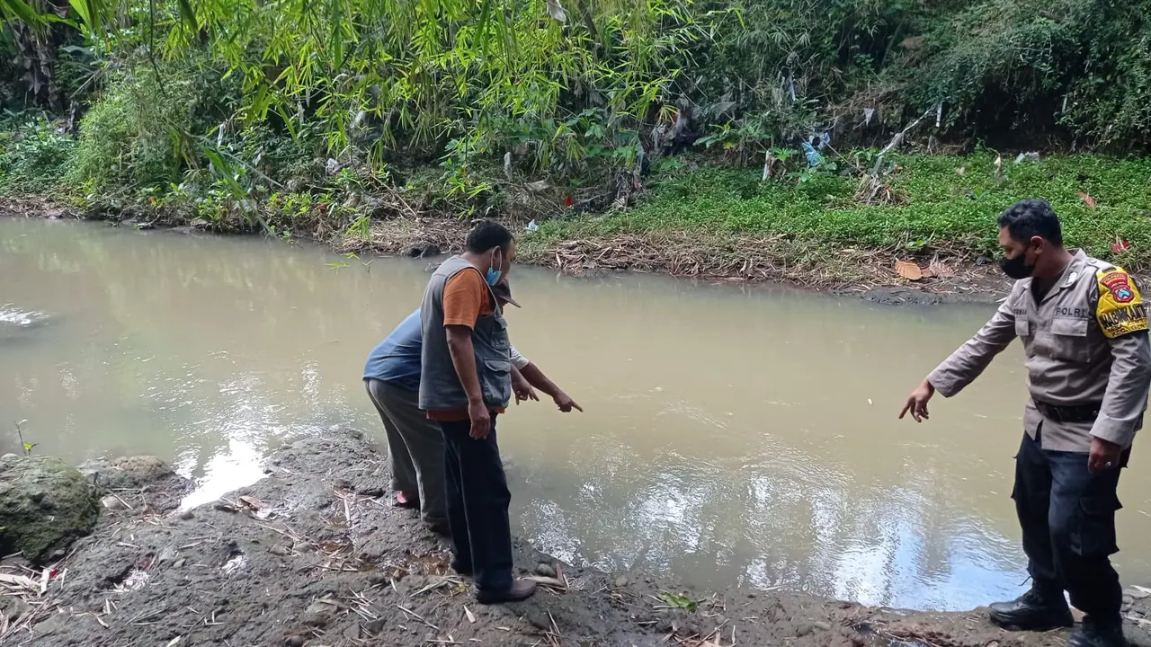 Polisi Lakukan Olah TKP di lokasi penemuan mayat di Desa Kembiritan, Genteng, Banyuwangi (Istimewa)