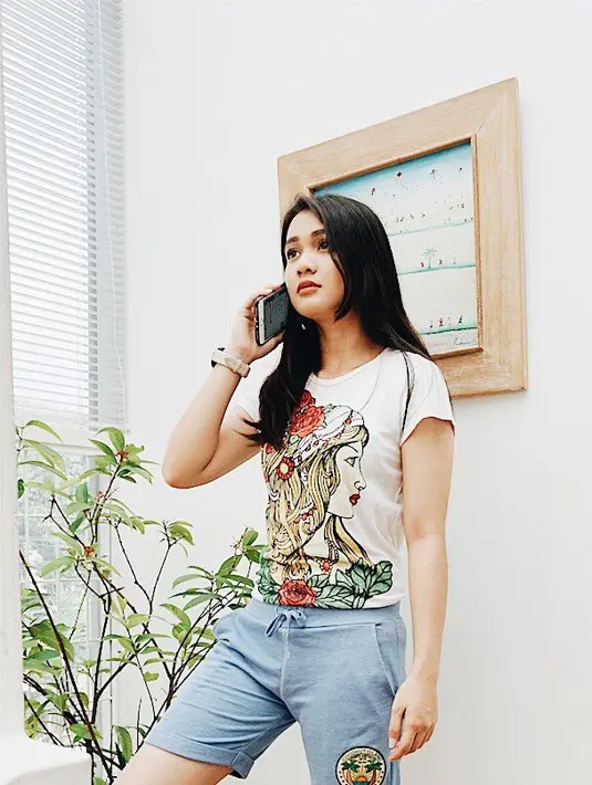 Belum juga usai, persidangan kembali digelar yakni antara ibunda Dea, Masayu Chairani dan jasa ekspedisi DHL di Pengadilan Negeri Jakarta Selatan, Senin (9/4/2018). Tak merelakan begitu saja, begini harapan Dea. (Instagram/deaaannisa)