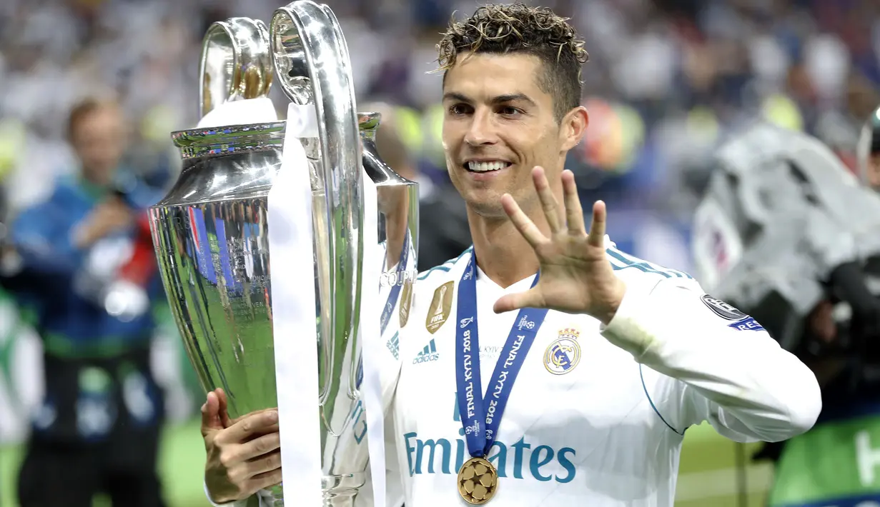 Pemain Real Madrid, Cristiano Ronaldo berfoto bersama trofi saat merayakan kemenangan atas Liverpool dalam laga lanjutan  Liga Champions di Olimpiyskiy Stadium, Kiev, Ukraina, 26 Mei 2018. (AP Photo/Pavel Golovkin)