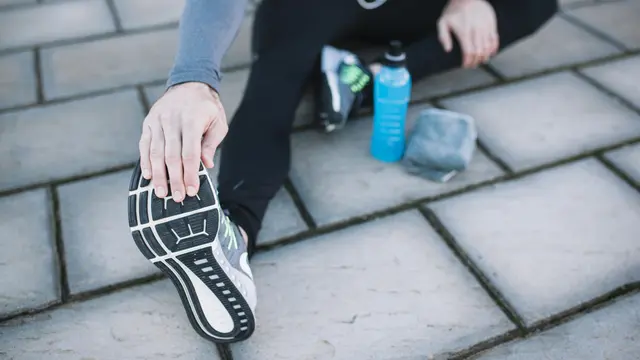 Tanpa ke Gym, 5 Jenis Workout Ini Bisa Dilakukan Hanya dengan Resistance Band di Rumah [Dok/freepik.com]