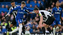 Gelandang Chelsea, Cole Palmer, berusaha melewati pertahanan Newcastle United dalam lanjutan Premier League 2025/2026 di Stamford Bridge, Minggu (15/3/2026) dini hari WIB. (Glyn KIRK / AFP)