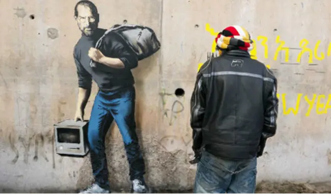 Lukisan mural karya Bansky di Calais yang menggambarkan Steve Jobs. (Sumber AFP)