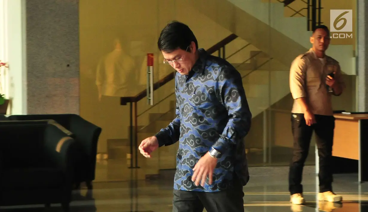 Kakak Andi Narogong, Dedi Prijono meninggalkan gedung KPK usai menjalani pemeriksaan terkait kasus korupsi e-KTP, Jakarta (1/8). Dedi Prijono dimintai keterangan untuk melengkapi berkas Ketua DPR Setya Novanto. (LIputan6.com/Helmi Afandi)