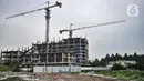 Aktivitas pekerja saat menyelesaikan proyek pembangunan rumah susun sewa (Rusunawa) Ujung Menteng di Jalan Inspeksi KBT, Jakarta, Kamis (5/11/2020). Rusunawa Ujung Menteng yang dibangun oleh PT Brantas Abipraya (Persero) itu ditargetkan rampung pada 2021. (merdeka.com/Iqbal Nugroho)