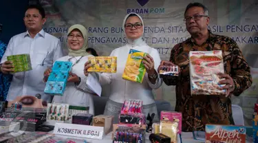 Kepala Badan POM RI  Penny K. Lukito menunjukkan kosmetik dan makanan ilegal sebelum dimusnahkan di Balai Besar POM Jakarta, Selasa (2/5). Pemusnahan secara simbolis dilakukan secara langsung oleh Penny K. Lukito (Liputan6.com/Gempur M Surya)