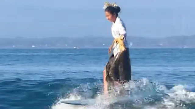 Sosok Flora Christin Butarbutar, Peselancar Indonesia Curi Perhatian Saat Surving dengan Kebaya di Bali. IG https://www.instagram.com/florachristin/?hl=en)