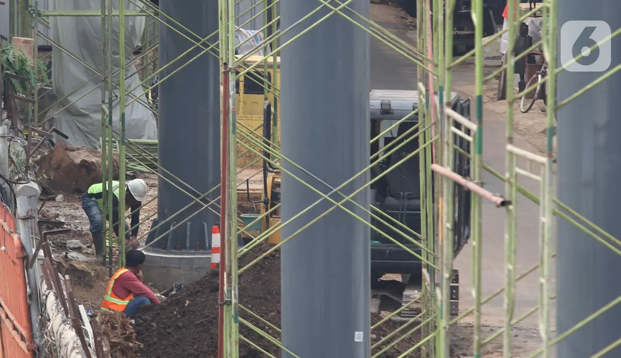 Pekerja sedang menyelesaikan pembangunan Skywalk di hatle transjakarta  koridor 8 di kawasan Kebayoran lama, Jakarta, Rabu (24/8/2022). Pengerjaan skywalk sepanjang 500 meter  akan di hubungkan ke halte transjakarta koridor 8, koridor 13 dan stasiun kebayoran yang berlangsung sejak Maret 2022 yang di targetkan akan rampung pada bulan oktober 2022, saat ini sudah mencapai 30 persen. (Liputan6.com/Herman Zakharia)