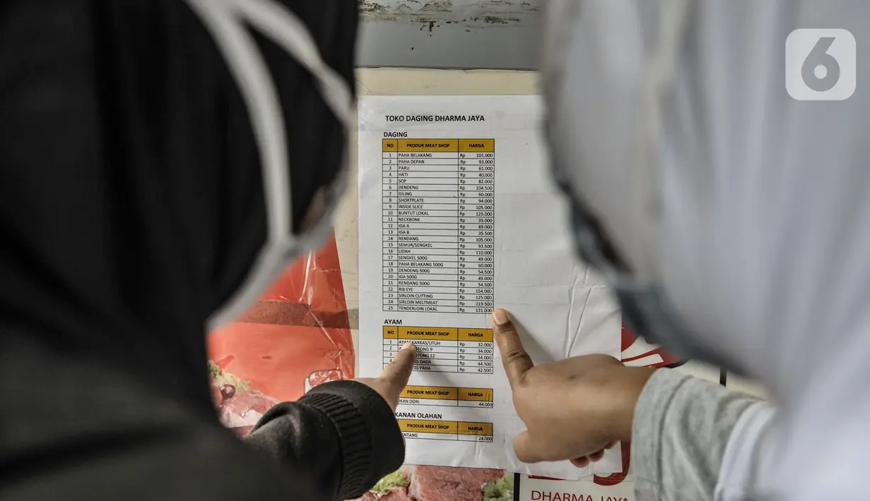 Warga melihat daftar harga saat ingin membeli daging murah di kantor Kelurahan Pisangan Baru, Jakarta, Timur, Rabu (17/2/2021). Pemprov DKI Jakarta melalui PD Dharma Jaya mengadakan layanan Food Truck Daging Goes to Kelurahan di wilayah Jakarta Timur. (merdeka.com/Iqbal S. Nugroho)