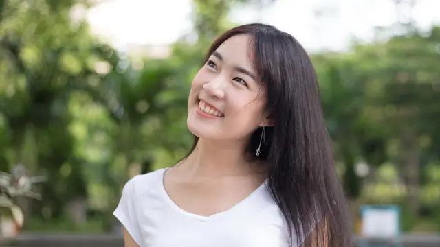 perempuan tersenyum berpikir