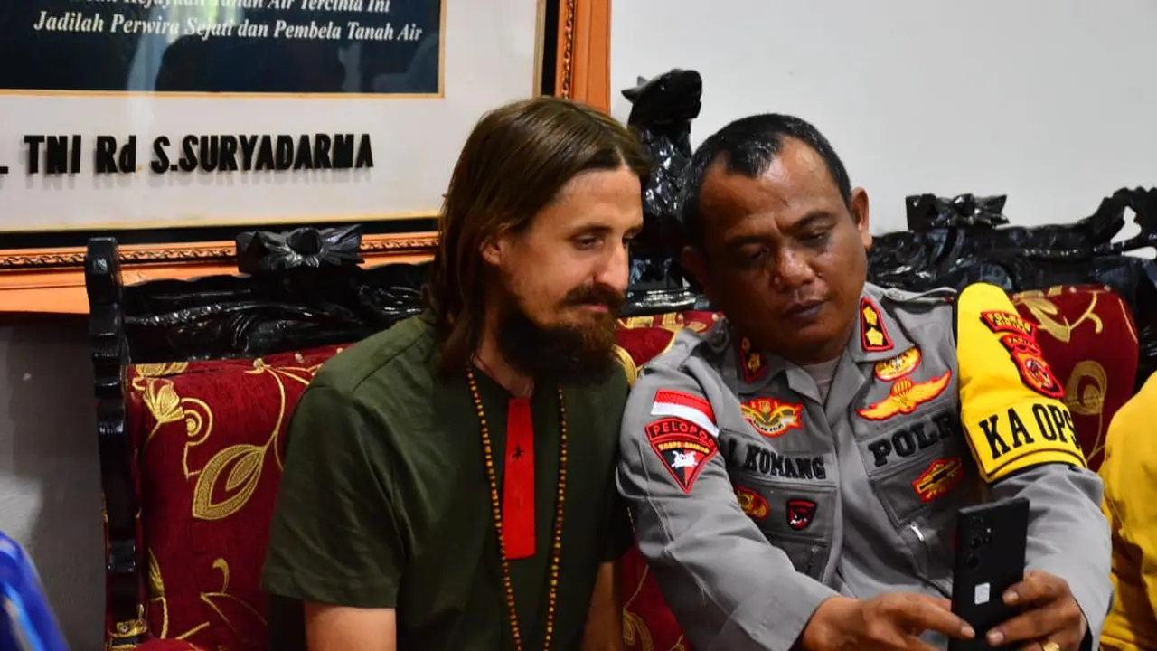Pilot Susi Air Kapten Philip Mark Marthens akhirnya berhasil dibebaskan dari sanderaan Kelompok Kriminal Bersenjata (KKB) pimpinan Egianus Kogoya.