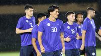 Pemain Timnas Filipina berlatih di Stadion Manahan, Solo, Jumat (20/12/2024), menjelang  duel Timnas Indonesia di Piala AFF 2024. (Bola.com/Abdul Azis)