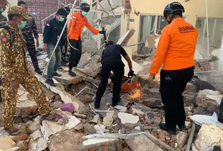 Anggota Tim SAR gabungan mengevakuasi korban terdampak gempa bumi berkekuatan magnitudo 7,7 di Maumere, Nusa Tenggara Timur, Sabtu, 15 Agustus 2026. (Basarnas)