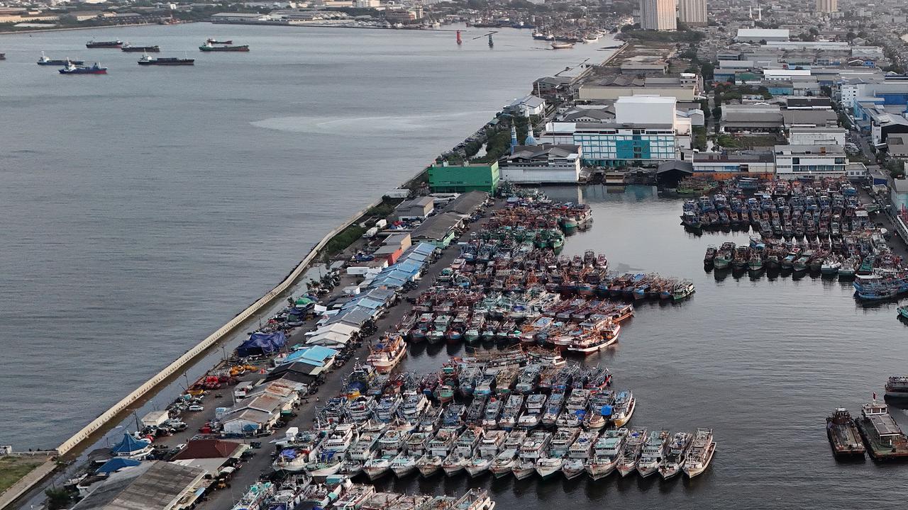 Penampakan Tangul Laut Raksasa di Utara Jakarta