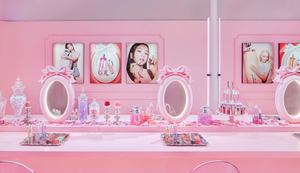 Pop-up ini menjadi wujud nyata kolaborasi kreatif antara Peter Philips, Dior Makeup Creative & Image Director, dan Francis Kurkdjian, Perfume Creation Director Dior. Keduanya menyatukan dua dunia. makeup dan parfum, ke dalam satu visi yang playful dan adiktif.  [Dok/Dior Beauty].