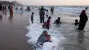 Muslim Palestina menikmati suasana libur Lebaran di pantai Tel Aviv, Israel, 6 Juni 2019. Selama Idul Fitri, warga Palestina mengunjungi pantai di kawasan Tel Aviv untuk menandai berakhirnya ibadah puasa Ramadan. (AP Photo/Oded Balilty)