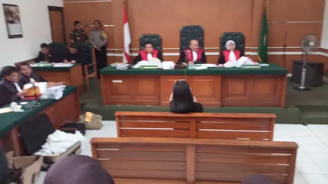 Syahrini setelah melepas jaket birunya di Pengadilan Negeri Depok