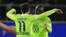 Pemain Wolfsburg Jerome Roussillon (kanan) merayakan dengan rekan setimnya Renato Steffen usai melawan Salzburg pada pertandingan Grup G Liga Champions di Stadion Volkswagen Arena, Wolfsburg, Jerman, 2 November 2021. Wolfsburg menang 2-1. (AP Photo/Michael Sohn)