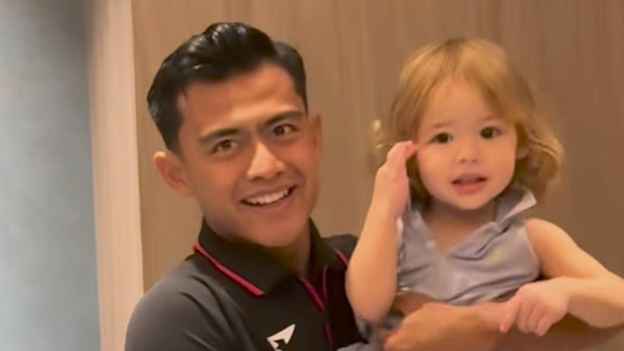 Potret Menggemaskan Pratama Arhan Momong Baby Kamari Anak Jennifer Coppen Jelang Laga Timnas Indonesia Vs Jepang