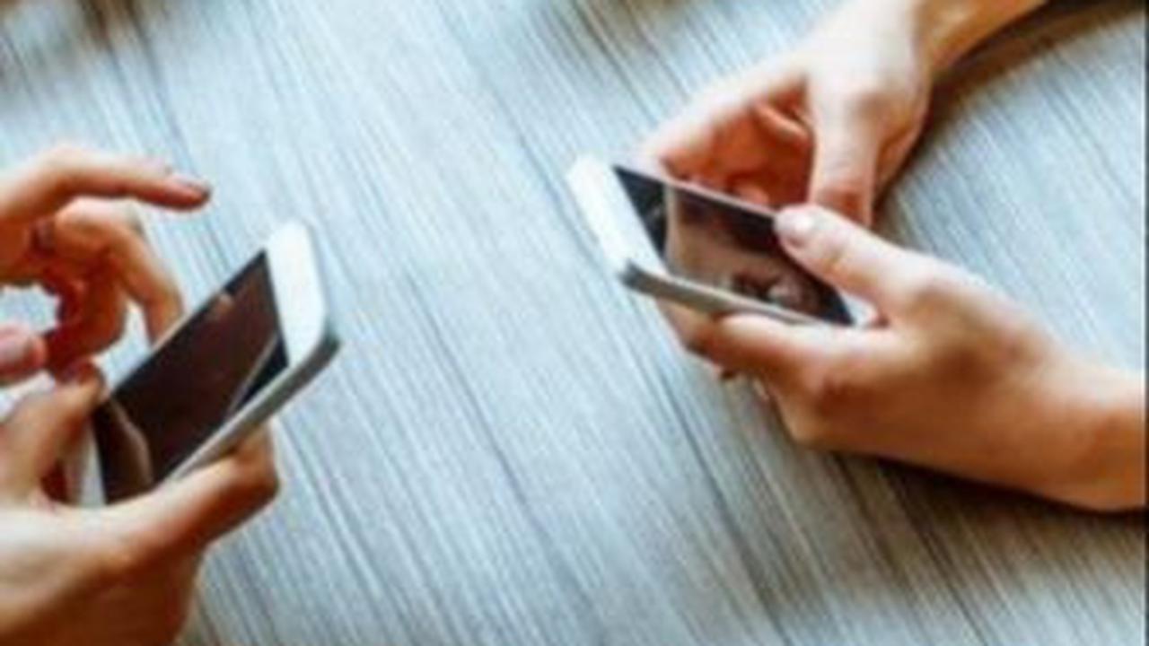 <b>4.&nbsp;Muncul bau kimia tajam dari&nbsp;smartphone&nbsp;atau laptop</b><br>
