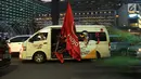 Pendukung capres-cawapres 01 Jokowi-Ma'ruf Amin berkeliling di kawasan Bundaran HI, Jakarta, Rabu (17/4). Berdasarkan hasil hitung cepat  Pasangan Jokowi-Ma'ruf Amin unggul diberbagai lembaga survei. (Merdeka.com/Imam Buhori)