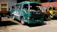 Kecelakaan minibus dan mobil sedan di Bojonegero tewakan 7 penumpang. Sementara itu BJ Habibie masih terbaring di RSPAD Gatot Subroto.