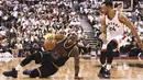 Pebasket Cleveland Cavaliers, LeBron James, berusaha melewati pebasket Toronto Raptors, Norman Powell pada laga Gim 3 semifinal Wilayah Timur di Air Canada Centre, Jumat (5/5/2017). Cleveland Cavaliers menang 115-94.(AP/Frank Gunn)