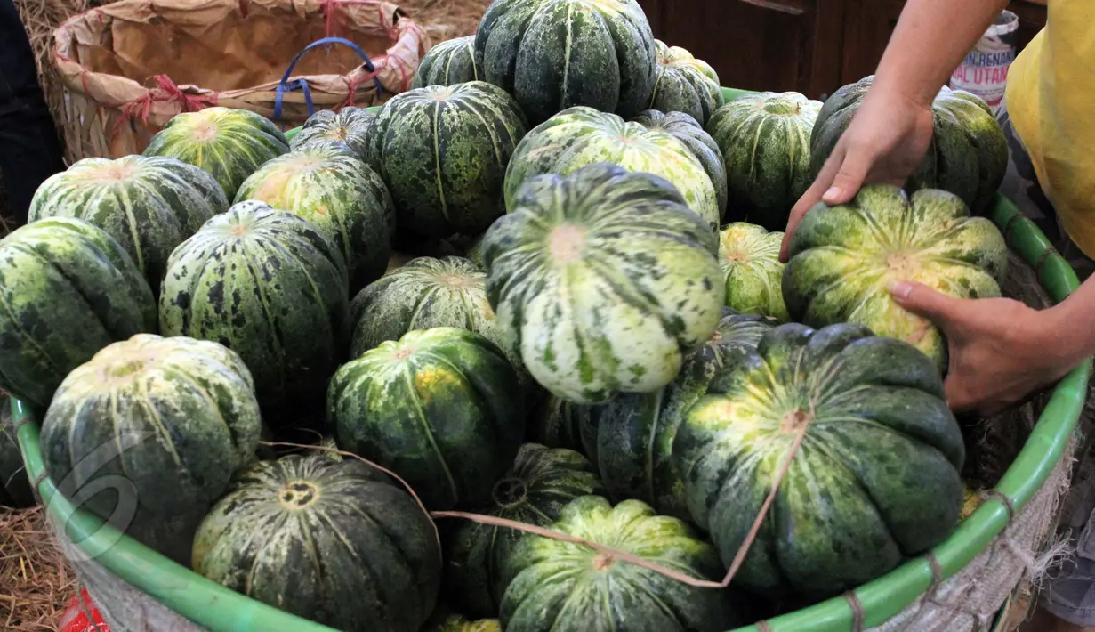 Permintaan Buah Blewah melimpah jelang Ramadan di Pasar Induk Kramat Jati, Jakarta, Selasa (9/6/2015). Blewah dijual  Rp6.000/kg sedangkan Semangka  Rp7.000/kg. (Liputan6.com/Helmi Afandi)