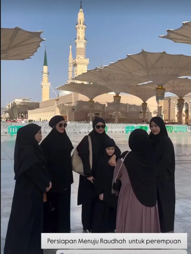 6 Potret Ririn Ekawati Umrah Bareng Putri Bungsu, Berharap Jasmine Abeng Bisa Turut Serta