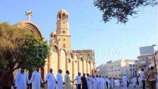 Umat Muslim menjaga gereja Kristen Koptik saat revolusi Mesir | via: buktidansaksi.com