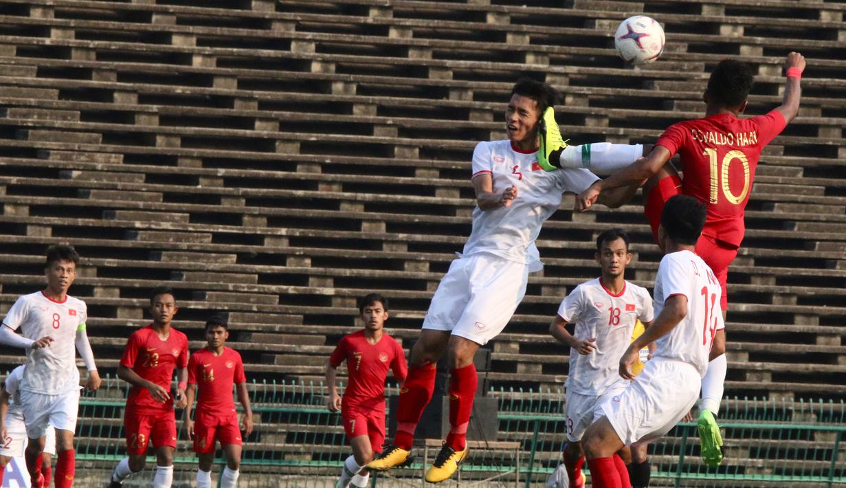 Kaki gelandang Timnas Indonesia U-22, Osvaldo Haay, mengenai muka pemain Vietnam pada laga Piala AFF U-22 2019 di Olympic Stadium, Phnom Penh, Kamboja, Minggu (24/2/2019). Indonesia menang 1-0 atas Vietnam. (Bola.com/Zulfirdaus Harahap)